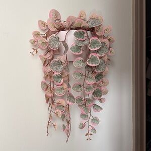 Pink heart leaf wall decor 🩷